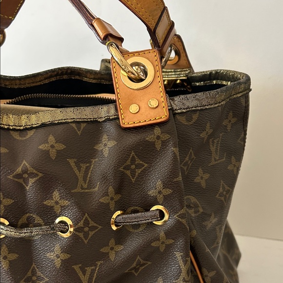 Beautiful Dark Brown Monogram Shoulder Bag - Picture 5 of 15